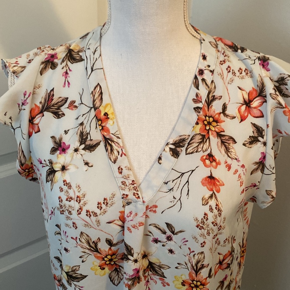 🥭 (4 for $15)!Light blue floral blouse Emma and Olivia - Picture 3 of 9
